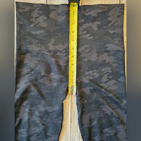 SPANX Women's •Size Large• Seamless Compression Camoflauge Black Gray Leggings - Picture 7 of 8